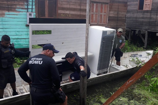 Prefeito visita moradores afetados pela cheia do rio Jari.